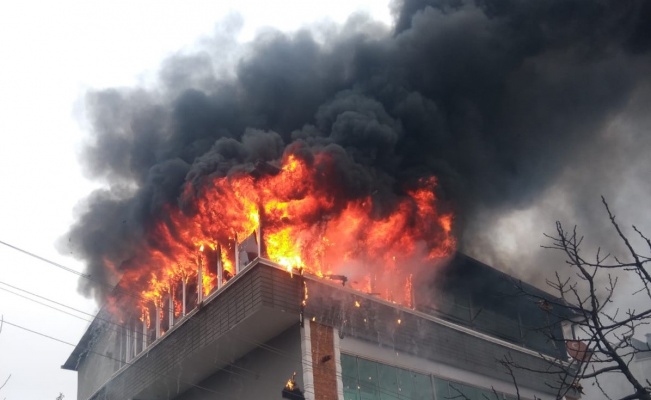 Samsun’da apartmanın çatı katı alev alev yandı