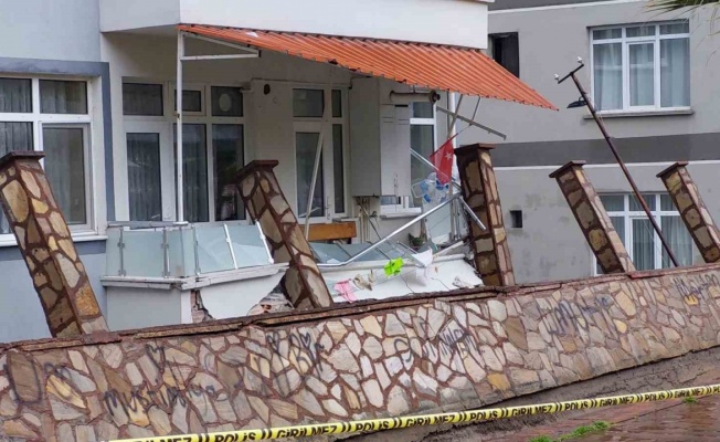 Samsun’da selden yıkılan parkın duvarı evlerin balkonlarına zarar verdi