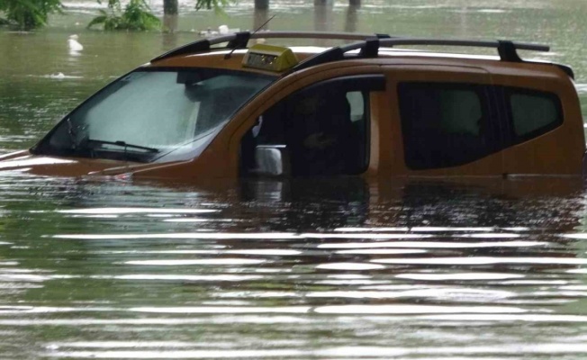 Samsun’da taksici selde aracıyla suyun içinde mahsur kaldı