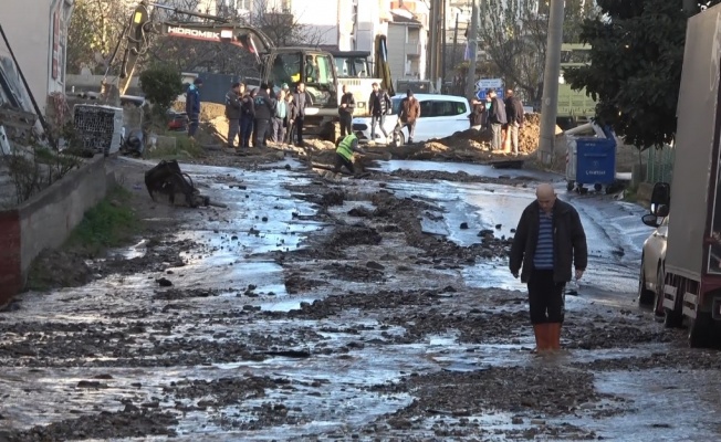 Su borusu patladı, yollar dere gibi aktı