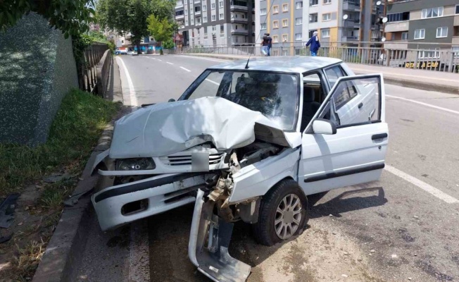 Samsun’da otomobil aydınlatma direğine çarptı: 1 yaralı