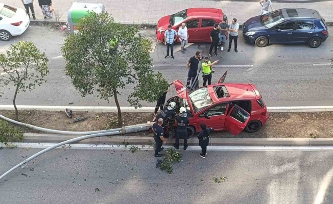 Otomobil aydınlatma direğine çarptı: 2 yaralı