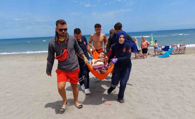 Samsun’da boğulma tehlikesi geçiren genci vatandaşlar kurtardı