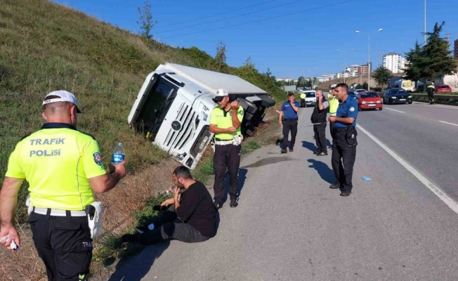 Polis, devrilen tırın sürücüsünü su ikram ederek teselli etti