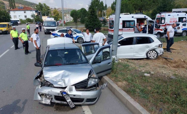 Sağlık çalışanlarının araçları çarpıştı: 3’ü hemşire 7 yaralı