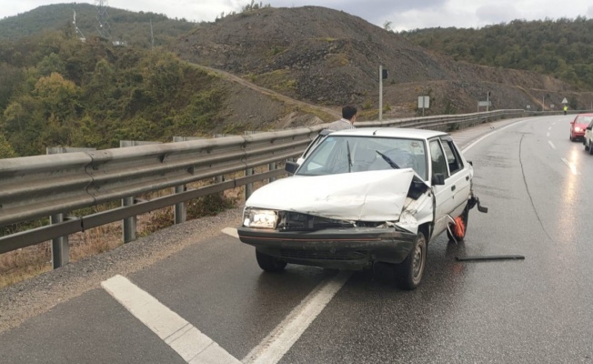 Samsun’da otomobil bariyere çarptı: 3 yaralı