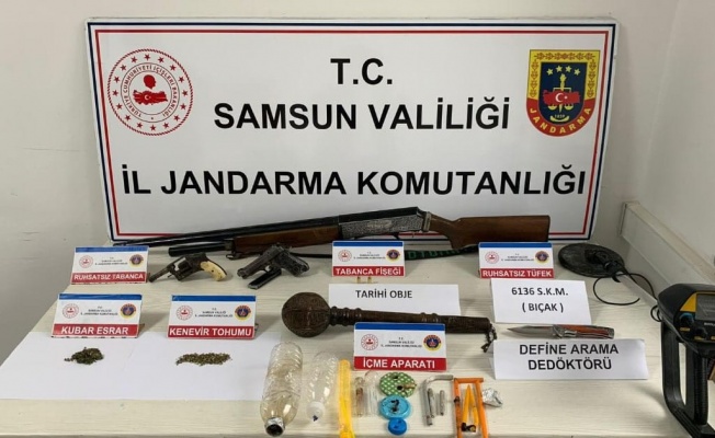 Jandarma şüpheli araçta silah ve uyuşturucu ele geçirdi: 5 gözaltı