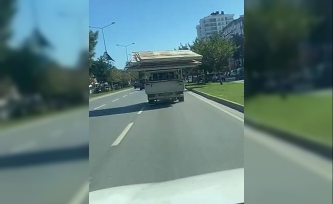 Trafikte tehlike saçan görüntü: Yolun yarısını kaplayarak malzeme taşıdı