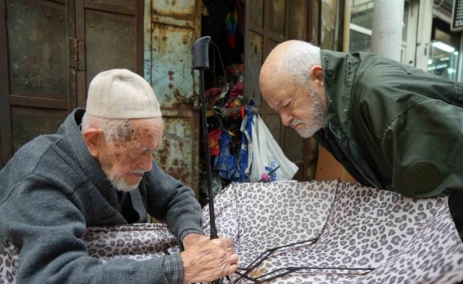 Türkiye’nin en yaşlı şemsiye tamircisi