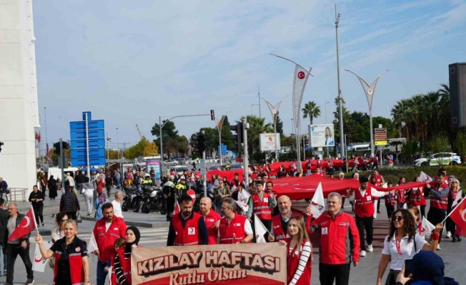 Türk Kızılay’dan bayrak yürüyüşü