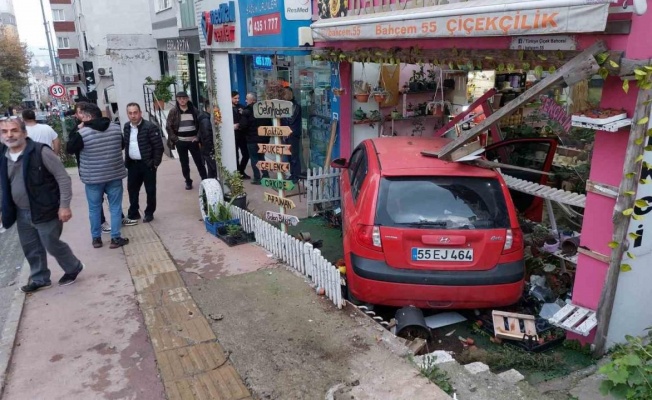 Yoldan çıkan otomobil çiçekçi dükkanına girdi