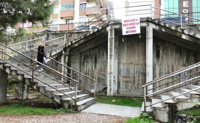 Engelli ve yaşlılar pankart astı, vatandaşlar da destek verdi