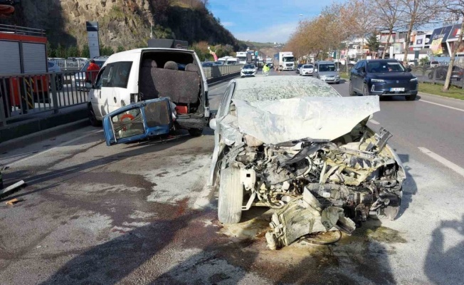 Otomobil, lastiği patlayan hafif ticari araca arkadan çarptı: 1 yaralı