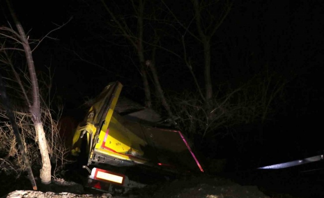 Samsun’da yoldan çıkan tır uçuruma yuvarlandı: 1 yaralı