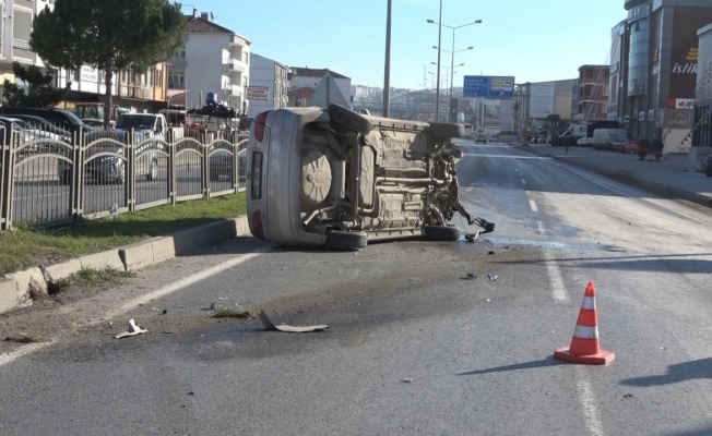 Otomobil aydınlatma direğine çarptı: 1 yaralı