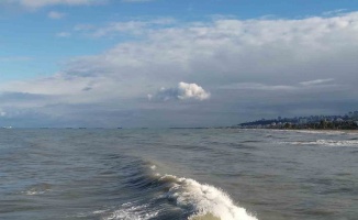 Vatandaşlara yüksek dalga nedeniyle “denize girilmemesi” uyarısı