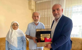 Başkan Sandıkçı’dan hacılara Kur’an-ı Kerim ve Türk bayrağı hediyesi