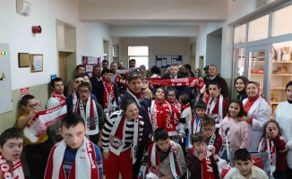 1965 Samsunspor Derneği’nden özel öğrencilere atkı ve polar