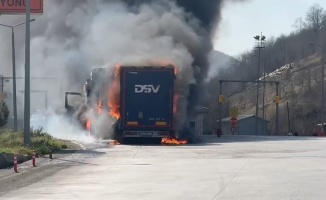 Karton yüklü tır, Karayolları Denetleme İstasyonu’nda alevlere teslim oldu